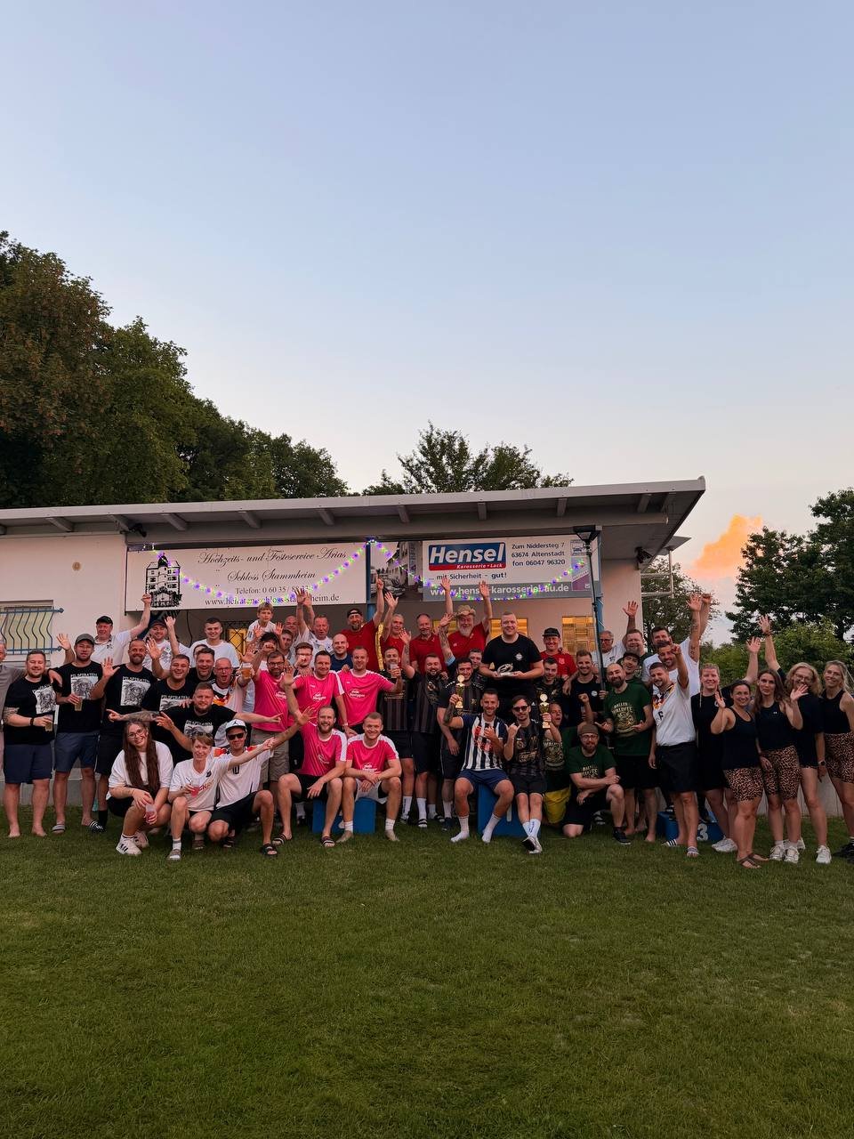 Alle Teilnehmer des Elfmeterturniers 2026 auf dem Sportgelände der SG 1920 Stammheim