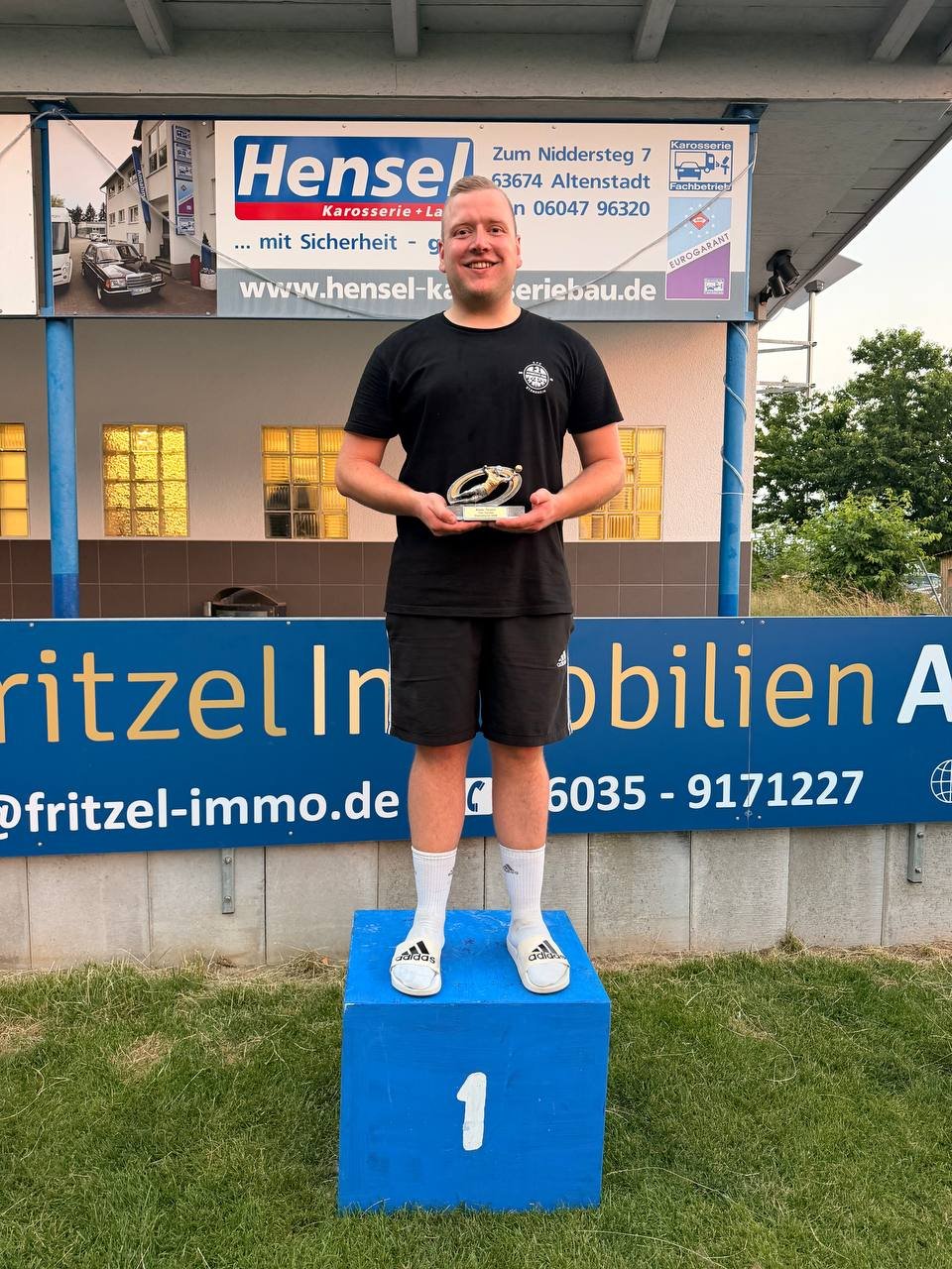 Bester Torwart mit Pokal beim Elfmeterturnier 2026 der SG 1920 Stammheim
